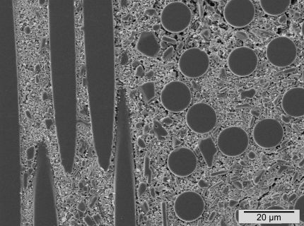 Mikrostruktur eines oxidfaserverstärkten Aluminiumoxids